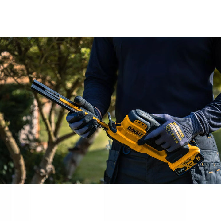 DeWALT DCMHT520D1 18V XR Compact Cordless Hedge Trimmer Set (1x 2.0Ah) – 8"