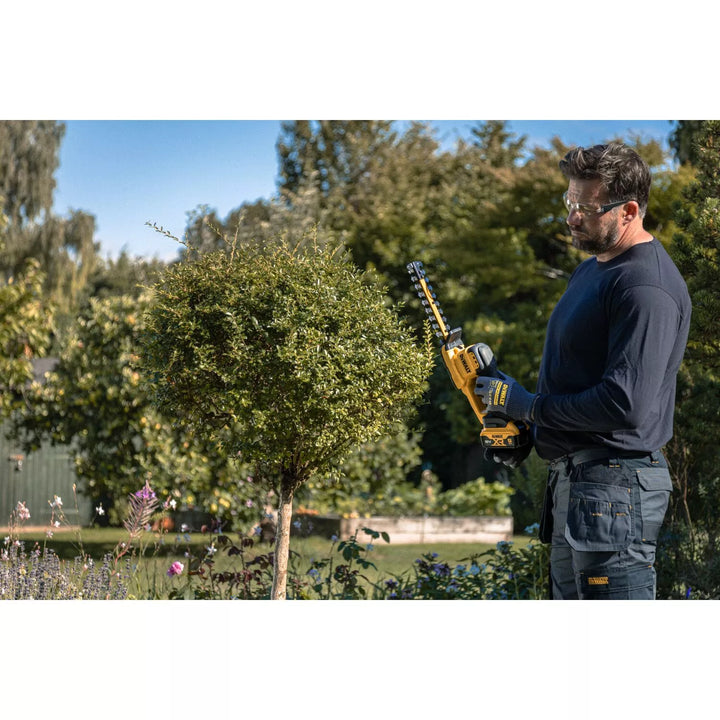 DeWALT DCMHT520D1 18V XR Compact Cordless Hedge Trimmer Set (1x 2.0Ah) – 8"