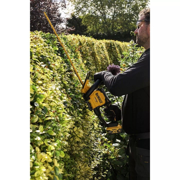 DeWALT DCMHT567P1 18V Li-ion XR Cordless Hedge Trimmer Set (1x 5.0Ah) – 24"